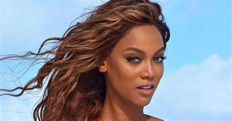 8 Electrifying Photos of SI Swimsuit Issue Cover。